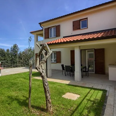 Villa Banjole-marisol Villas: Beachfront Complex With Private Pools *