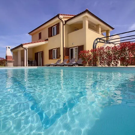 Banjole-marisol Villas: Beachfront Complex With Private Pools