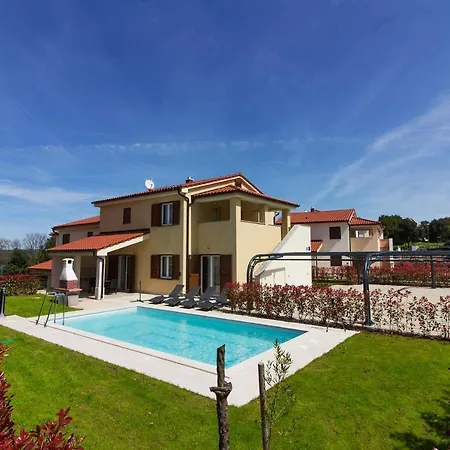 Banjole-marisol Villas: Beachfront Complex With Private Pools