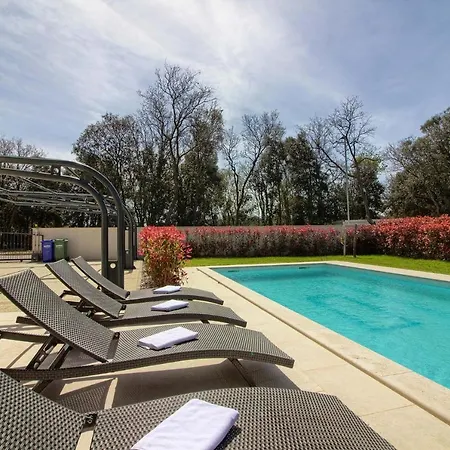 Banjole-marisol Villas: Beachfront Complex With Private Pools *