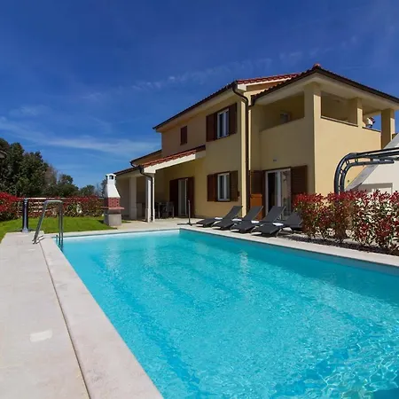 Banjole-marisol Villas: Beachfront Complex With Private Pools Villa