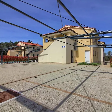 Banjole-marisol Villas: Beachfront Complex With Private Pools