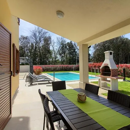 Villa Banjole-marisol Villas: Beachfront Complex With Private Pools