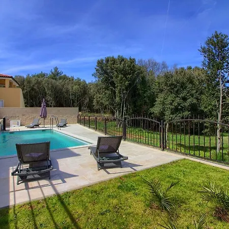 Banjole-marisol Villas: Beachfront Complex With Private Pools Villa *