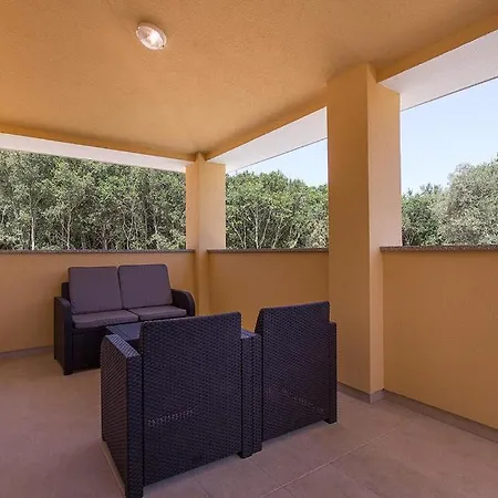 Banjole-marisol Villas: Beachfront Complex With Private Pools *