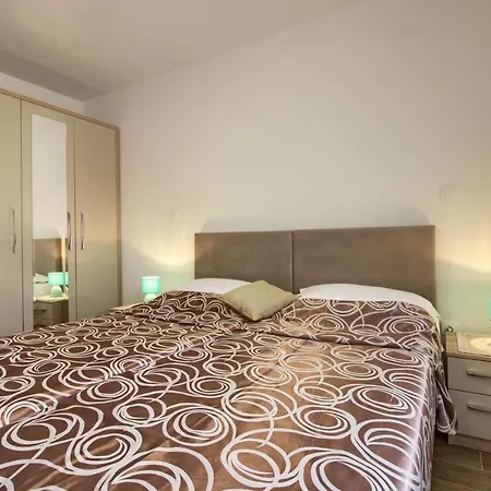 Villa Banjole-marisol Villas: Beachfront Complex With Private Pools