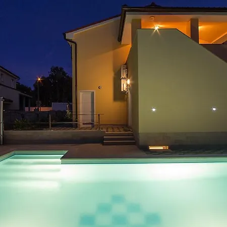 Banjole-marisol Villas: Beachfront Complex With Private Pools * Banjole
