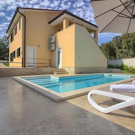 Villa Banjole-marisol Villas: Beachfront Complex With Private Pools *