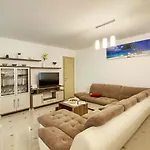 Complex Of 2 Banjole-marisol With 2 Private Pools For Up To 20 Persons Only 200m From The - Wiibuk Villa