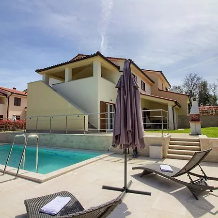 Villa Complex Of 2 Banjole-marisol With 2 Private Pools For Up To 20 Persons Only 200m From The - Wiibuk