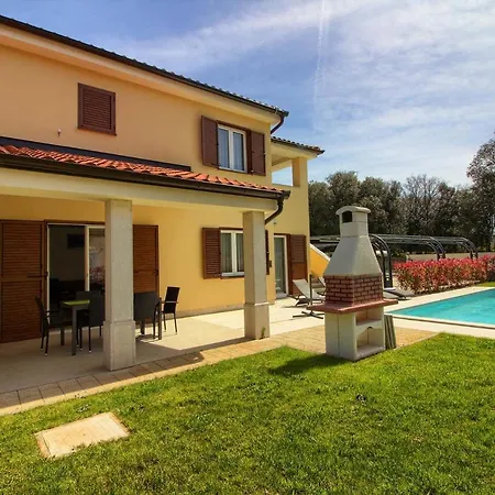 Complex Of 2 Banjole-marisol With 2 Private Pools For Up To 20 Persons Only 200m From The - Wiibuk Villa Banjole